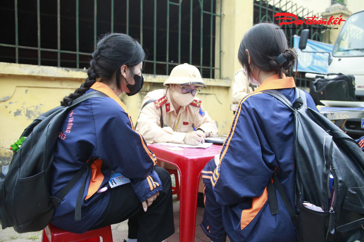 “Xe máy điện hiện được nhiều học sinh lựa chọn vì thuận tiện, dễ sử dụng. Tuy nhiên, loại phương tiện này di chuyển gần như không phát ra tiếng động nên tiềm ẩn nguy cơ mất an toàn giao thông nếu người điều khiển thiếu chú ý”, Trung tá Luyến cho biết.