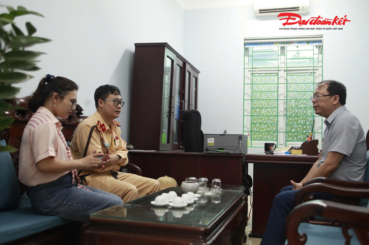 Để hạn chế học sinh vi phạm giao thông, lực lượng CSGT Hà Nội phối hợp với nhà trường nắm bắt tình hình, tăng cường tuần tra quanh cổng trường và kịp thời xử lý các trường hợp sử dụng xe máy điện “độ, chế” gây mất an toàn.