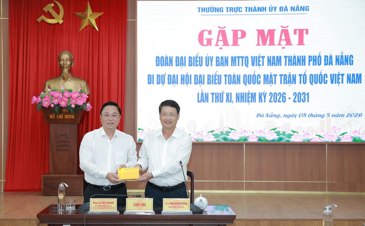 Phó Bí thư Thành ủy Đà Nẵng Ngô Xuân Thắng tặng quà động viên đoàn đại biểu Ủy ban MTTQ Việt Nam TP Đà Nẵng. Ảnh: CĐ.