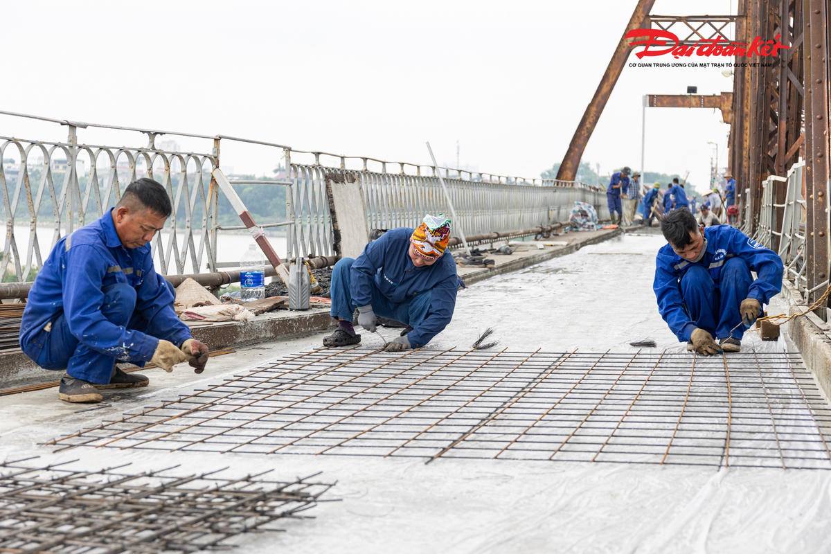 Cầu Long Biên thay áo mới sau hơn một tháng 'đại tu', hối hả về đích trước ngày thông xe