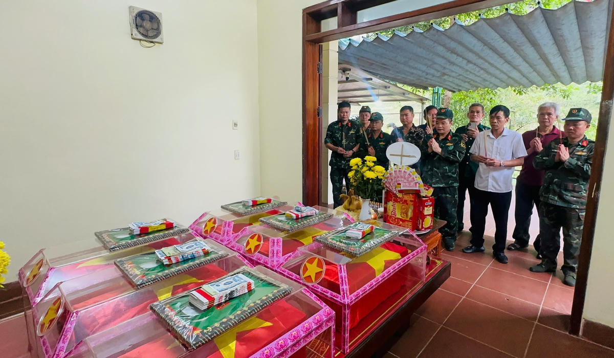 Hài cốt các Anh hùng liệt sĩ tại nhà tưởng niệm Đội quy tập.