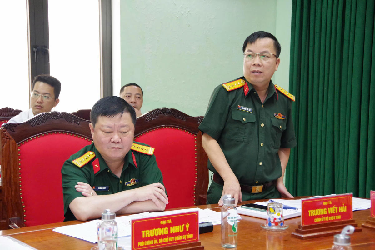 Đại tá Trương Viết Hải, Chính ủy Bộ Chỉ huy Quân sự tỉnh Quảng Trị phát biểu tại hội nghị. Ảnh: QSQT.