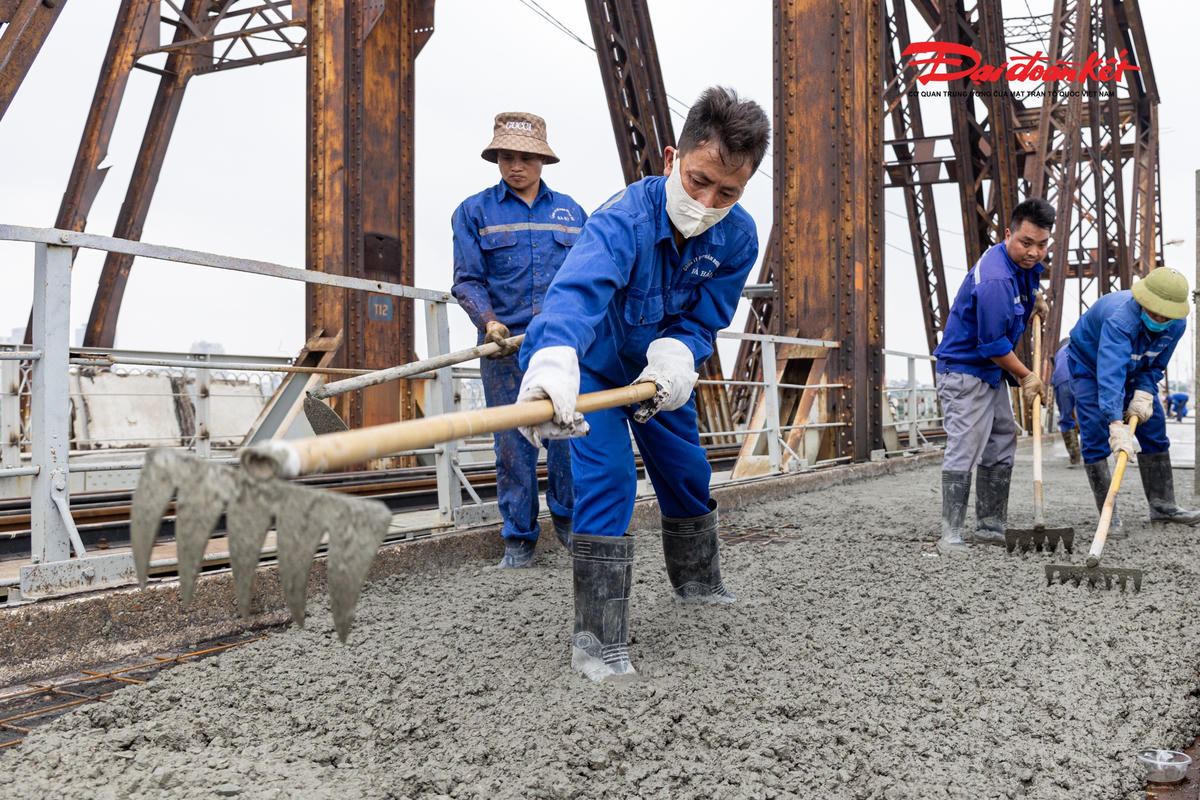Cầu Long Biên thay áo mới sau hơn một tháng 'đại tu', hối hả về đích trước ngày thông xe