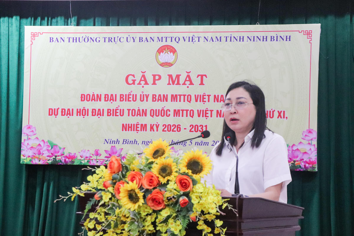 Bà Đinh Thị Lụa - Phó Bí thư Tỉnh ủy, Chủ tịch Ủy ban MTTQ tỉnh Ninh Bình tiếp thu các ý kiến chỉ đạo của Bí thư Tỉnh ủy. Ảnh: Đình Minh