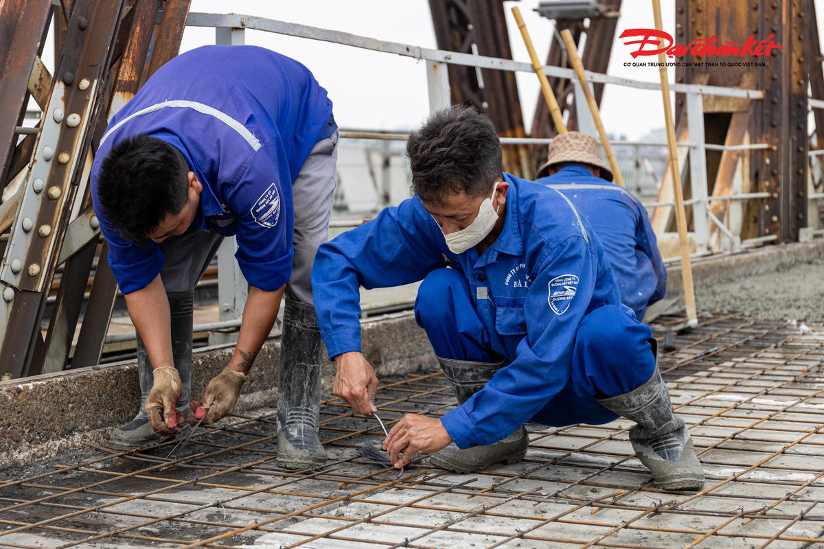 Cầu Long Biên thay áo mới sau hơn một tháng 'đại tu', hối hả về đích trước ngày thông xe