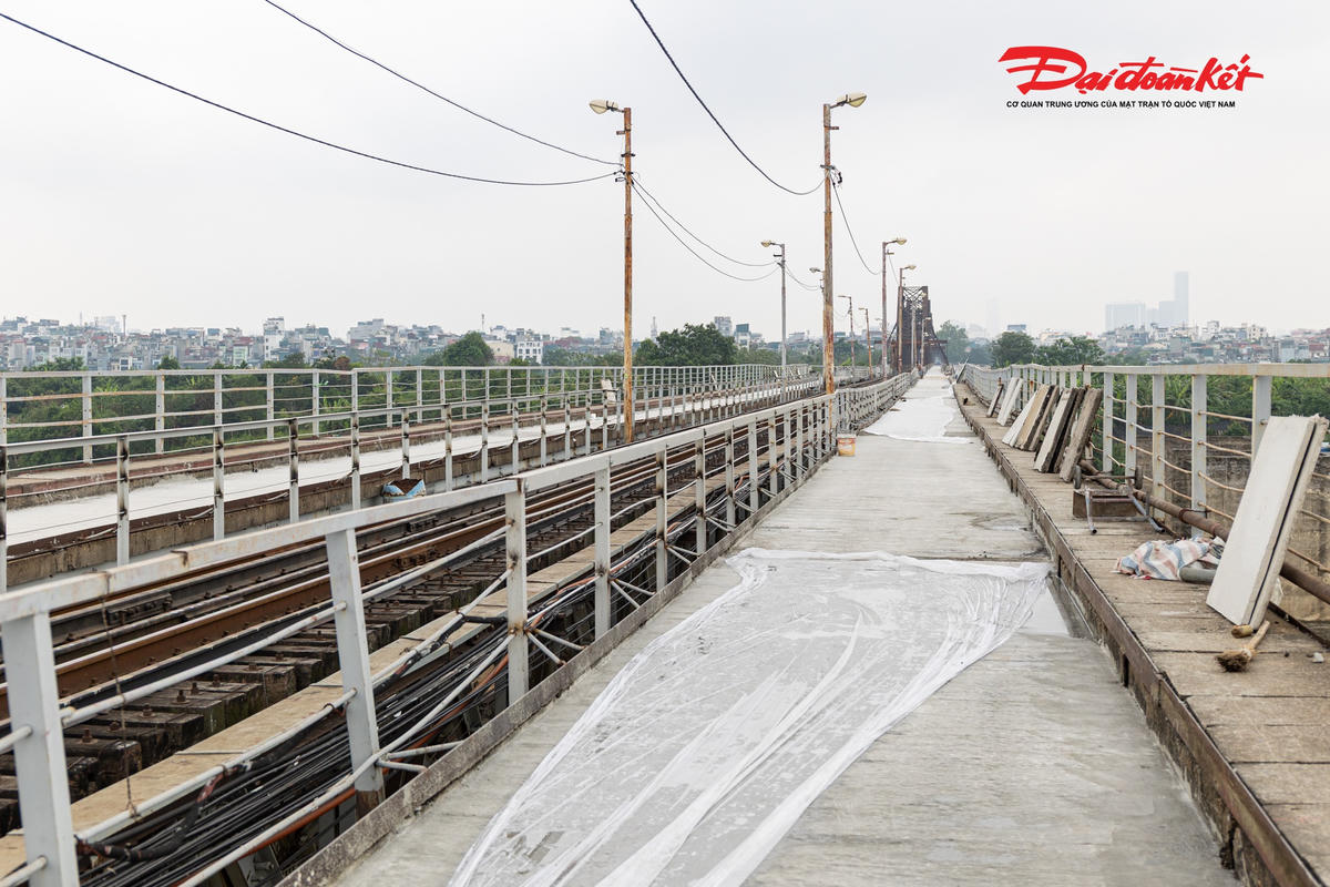 Cầu Long Biên thay áo mới sau hơn một tháng 'đại tu', hối hả về đích trước ngày thông xe