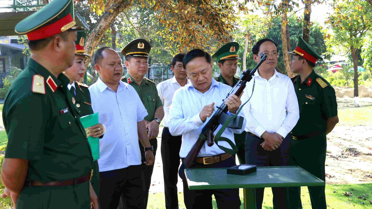 Bí thư Tỉnh ủy Gia Lai Thái Đại Ngọc (ở giữa) kiểm tra vũ khí quân dụng. Ảnh: QK.