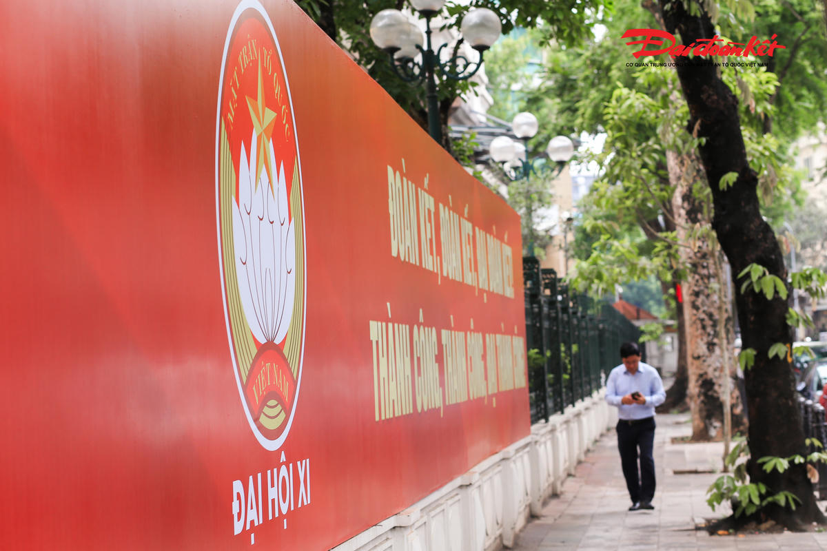 Các pano khổ lớn nổi bật với chủ đề “Đoàn kết - Đoàn kết - Đại đoàn kết, Thành công - Thành công - Đại thành công”; “Đoàn kết - Dân chủ - Đổi mới - Sáng tạo - Phát triển”. Ảnh: Quang Vinh.