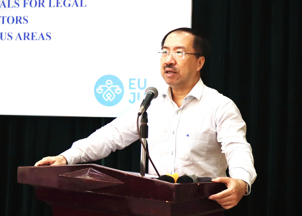 Cục trưởng Cục Phổ biến, giáo dục pháp luật và Trợ giúp pháp lý Cù Thu Anh phát biểu tại cuộc họp.