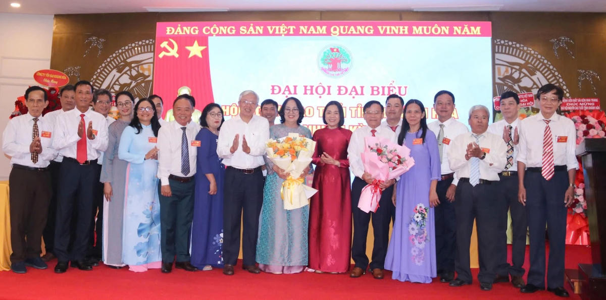 Tặng hoa chúc mừng Ban Chấp hành Hội Người cao tuổi tỉnh nhiệm kỳ 2026 - 2031.