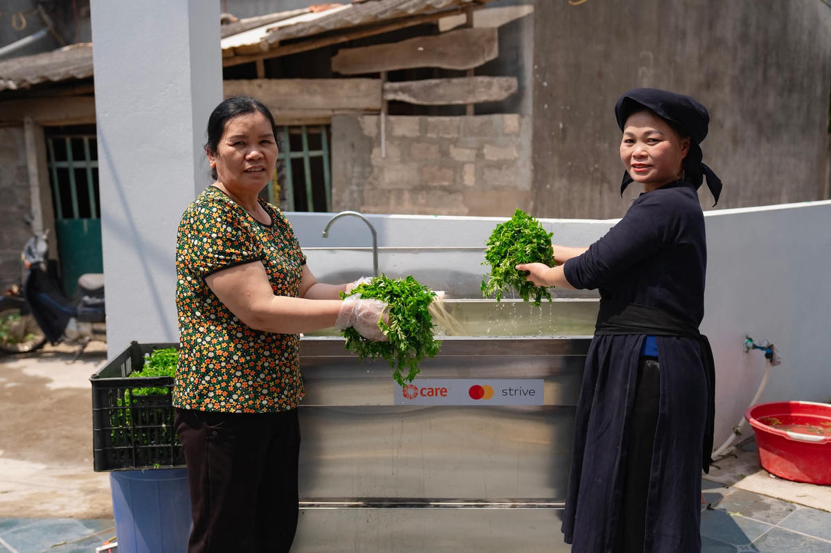 Tự làm món ăn đặc trưng giúp du khách có trải nghiệm đa dạng và ở lại lâu hơn với du lịch địa phương.