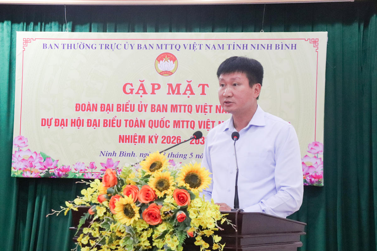 Ông Trần Huy Tuấn - Ủy viên Trung ương Đảng, Bí thư Tỉnh ủy Ninh Bình chúc mừng các đại biểu được tín nhiệm dự đại hội. Ảnh: Đình Minh
