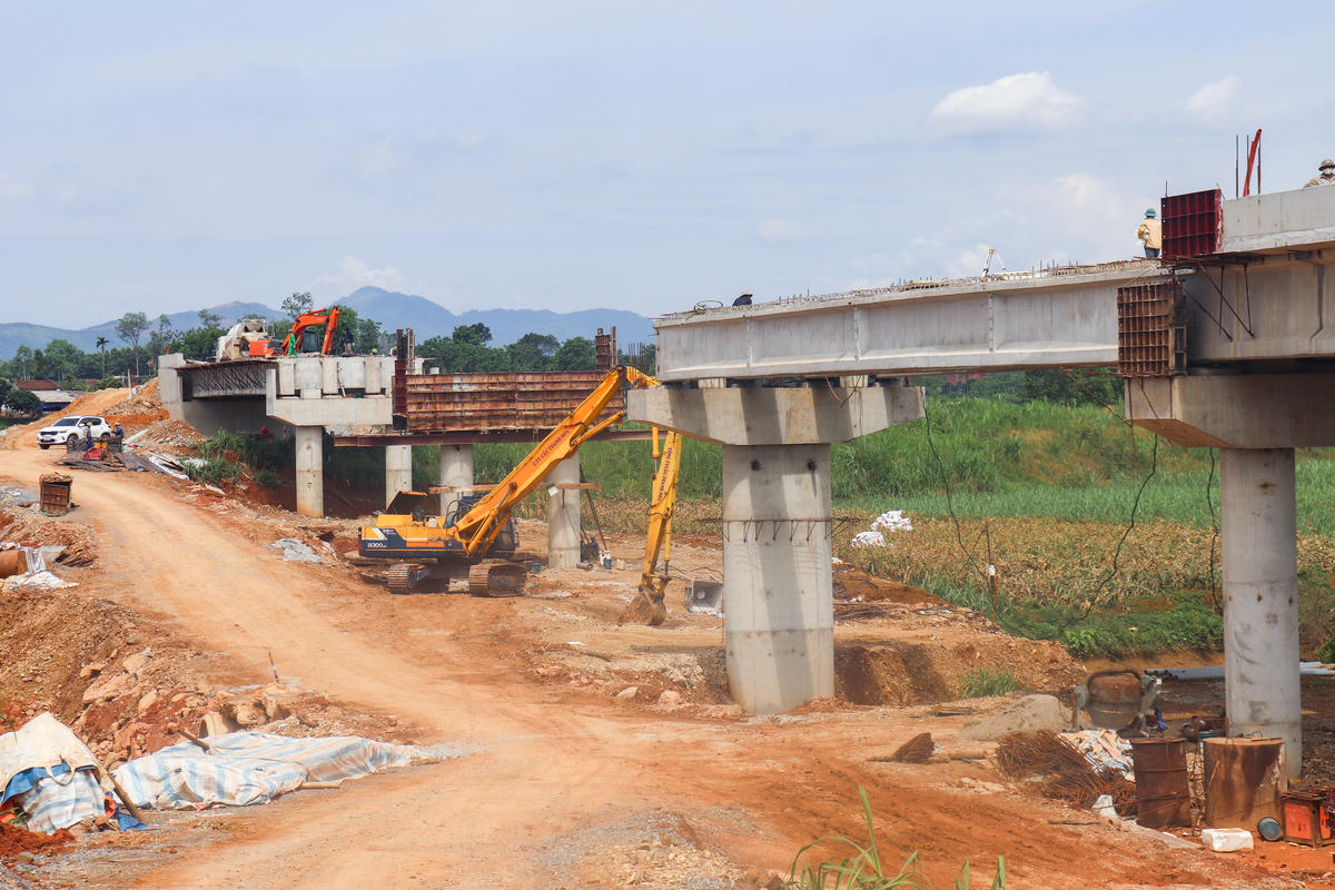 Theo thiết kế, cầu Mọ mới dài hơn 183m với 5 nhịp dầm bê tông cốt thép dự ứng lực; tuyến đường dẫn hai đầu cầu dài khoảng 0,7km, đạt tiêu chuẩn đường cấp V đồng bằng. Công trình được kỳ vọng sẽ bảo đảm an toàn giao thông, tăng khả năng kết nối và phục vụ phát triển kinh tế - xã hội khu vực ven sông Cầu Chày. Ảnh: Đình Minh