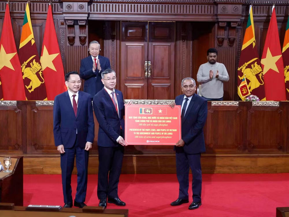 vna-potal-tong-bi-thu-chu-tich-nuoc-to-lam-va-tong-thong-anura-kumara-dissanayake-chung-kien-le-trao-cac-van-kien-hop-tac-8748710.jpg
