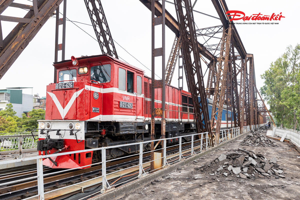Cầu Long Biên thay áo mới sau hơn một tháng 'đại tu', hối hả về đích trước ngày thông xe