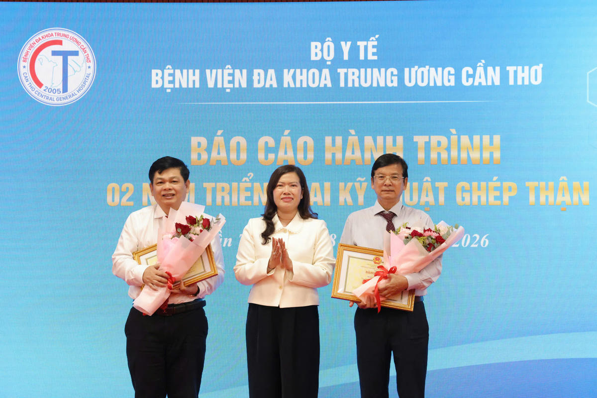 Bà Nguyễn Thị Ngọc Điệp - Phó Chủ tịch UBND TP Cần Thơ tặng hoa chúc mừng thành tích của Bệnh viện Đa khoa Trung ương Cần Thơ. Ảnh: Hồng Thắm