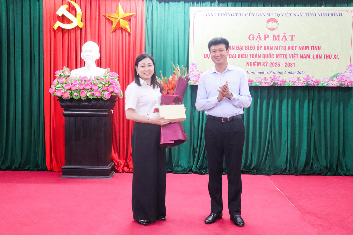 Bí thư Tỉnh ủy Ninh Bình tặng hoa, quà cho đoàn đại biểu của tỉnh dự đại hội. Ảnh: Đình Minh