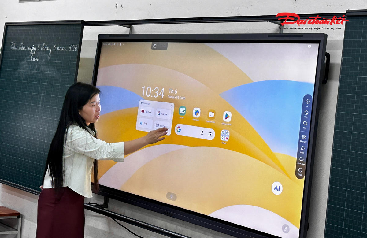 Màn hình tương tác thông minh tại "lớp học thông minh 1A" có giá 68 triệu đồng. Ảnh: HN.