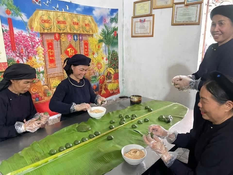 Các "thợ bánh" hướng dẫn khách du lịch trải nghiệm làm bánh ngải