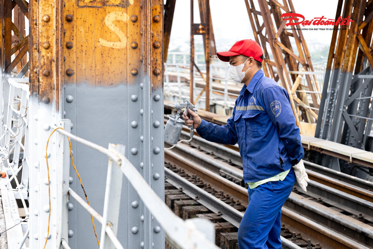 Cầu Long Biên thay áo mới sau hơn một tháng 'đại tu', hối hả về đích trước ngày thông xe
