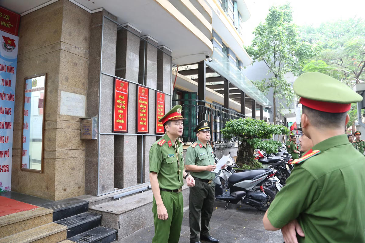 Đại diện chỉ huy Công an phường Cửa Nam giao nhiệm vụ cho các tổ công tác.