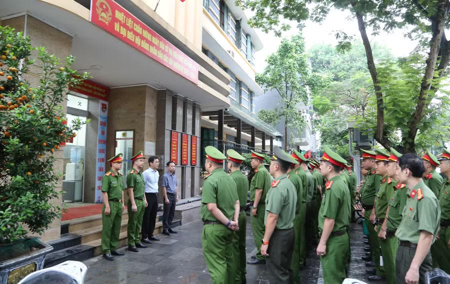 Thượng tá Trần Xuân Hải và ông Nguyễn Tùng Lâm, Phó Chủ tịch UBND phường Cửa Nam (áo trắng) chỉ đạo tại buổi ra quân.