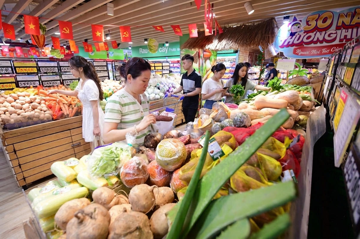 Nhiều mặt hàng tiêu dùng tăng giá do biến động giá nhiên liệu, tuy nhiên các đơn vị bán lẻ liên tục tung ra các chương trình khuyến mãi. Ảnh: S.X