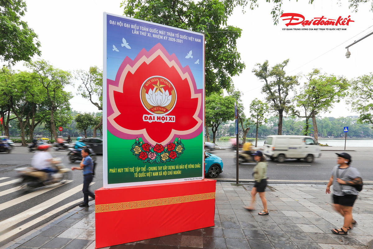 Những tấm pano khổ lớn được lắp đặt trên nhiều tuyến phố tạo nên diện mạo tươi mới cho Thủ đô trước ngày hội lớn của khối đại đoàn kết toàn dân tộc. Ảnh: Quang Vinh.