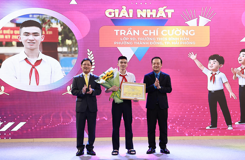 Thứ trưởng Bộ Khoa học và Công nghệ Phạm Đức Long cùng Tổng Giám đốc Tổng công ty Bưu điện Việt Nam Chu Quang Hào trao giải Nhất cho em Trần Chí Cường, học sinh lớp 9D, Trường THCS Bình Hàn (Hải Phòng).