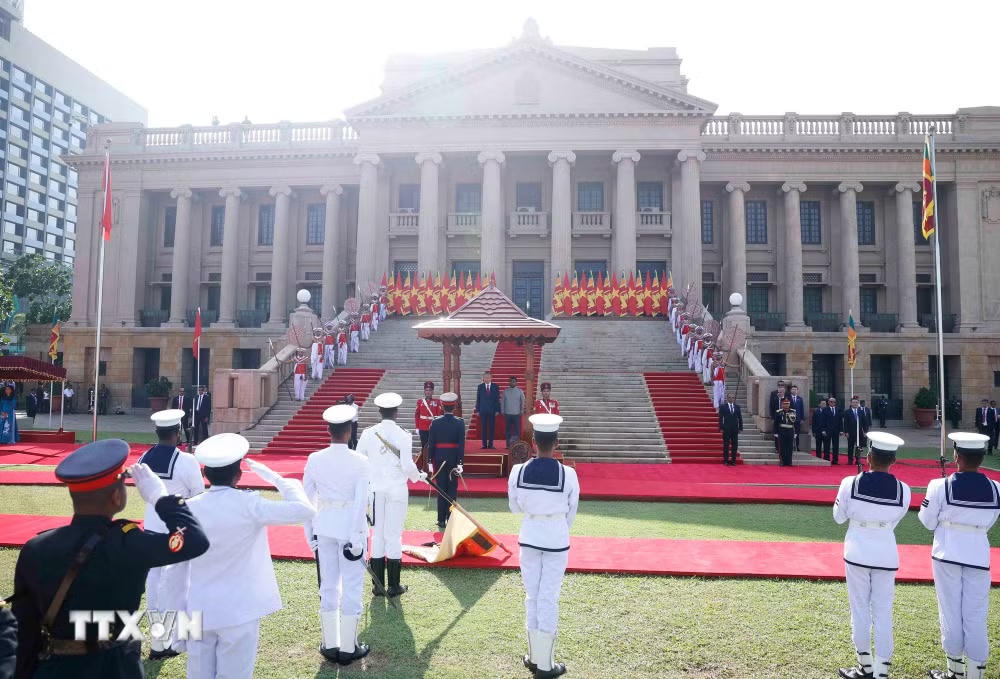 ttxvn-le-don-tong-bi-thu-chu-tich-nuoc-to-lam-tham-cap-nha-nuoc-sri-lanka-3.jpg