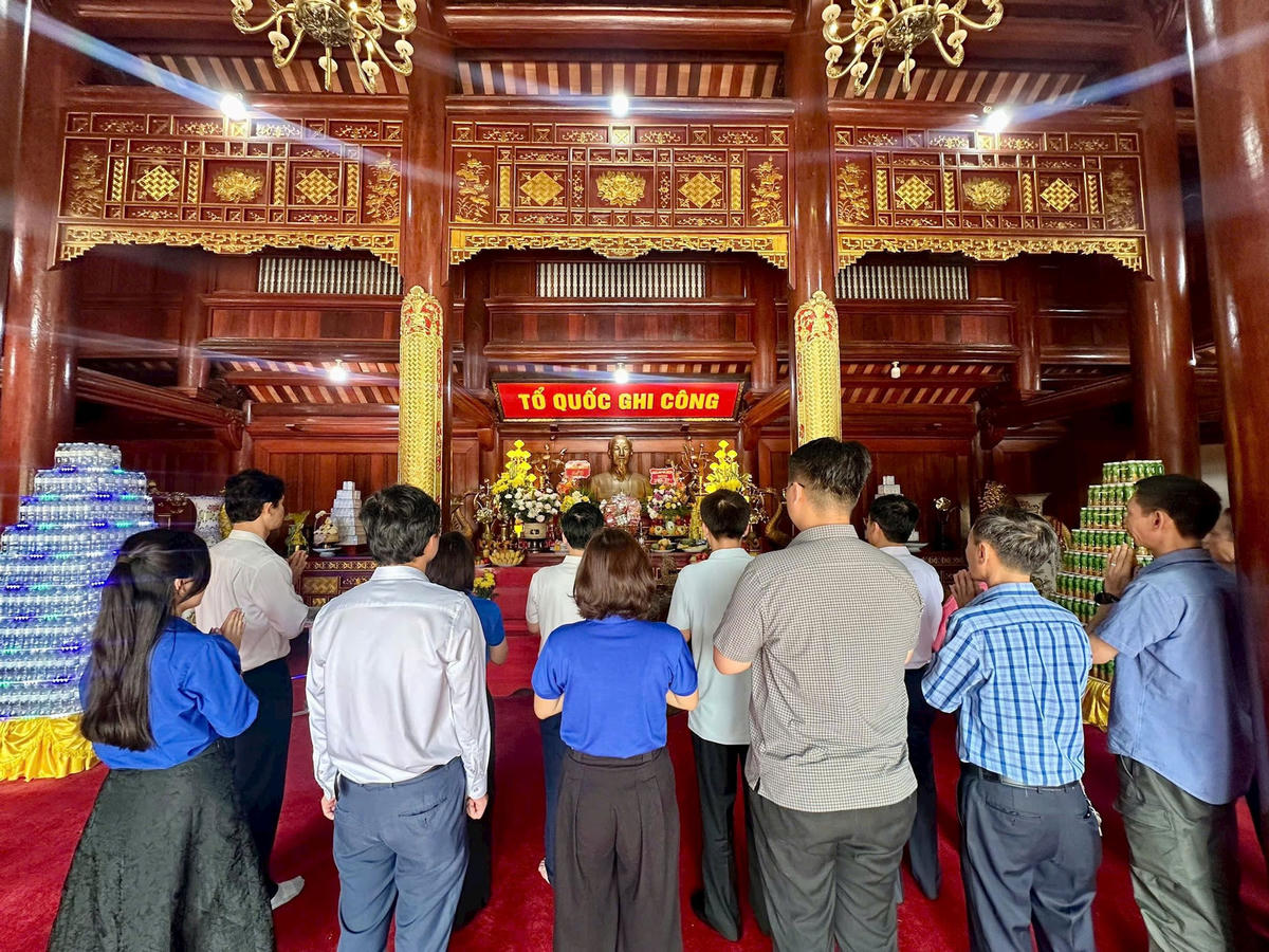 Hoạt động về nguồn góp phần giáo dục tư tưởng, lòng tự hào dân tộc cho các cán bộ, công chức- Ảnh: N. Hà