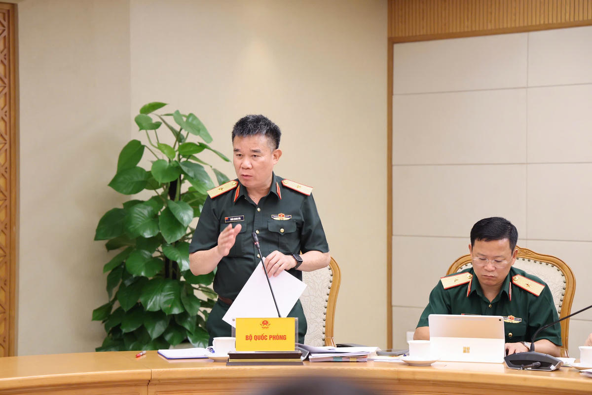 Thiếu tướng Đoàn Quang Hòa, Cục trưởng Cục Chính sách-Xã hội báo cáo tại buổi làm việc - Ảnh: VGP/Thu Giang