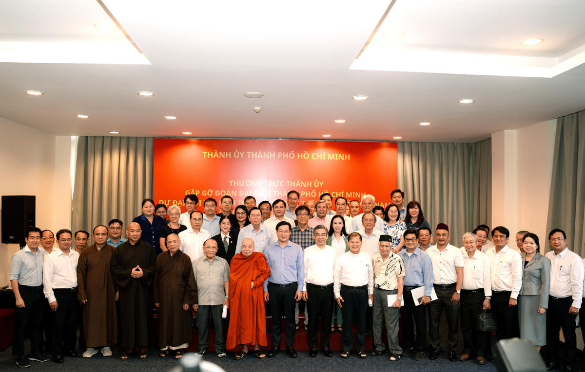 Lãnh đạo TP Hồ Chí Minh chụp ảnh chung cùng các đại biểu sẽ dự Đại hội. Ảnh: Q.T.