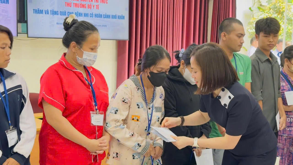 Bà Nguyễn Thị Hiền - Phó Giám đốc Quỹ Bảo trợ trẻ em Việt Nam tặng quà cho gia đình bệnh nhi có hoàn cảnh khó khăn. Ảnh: Vương Long