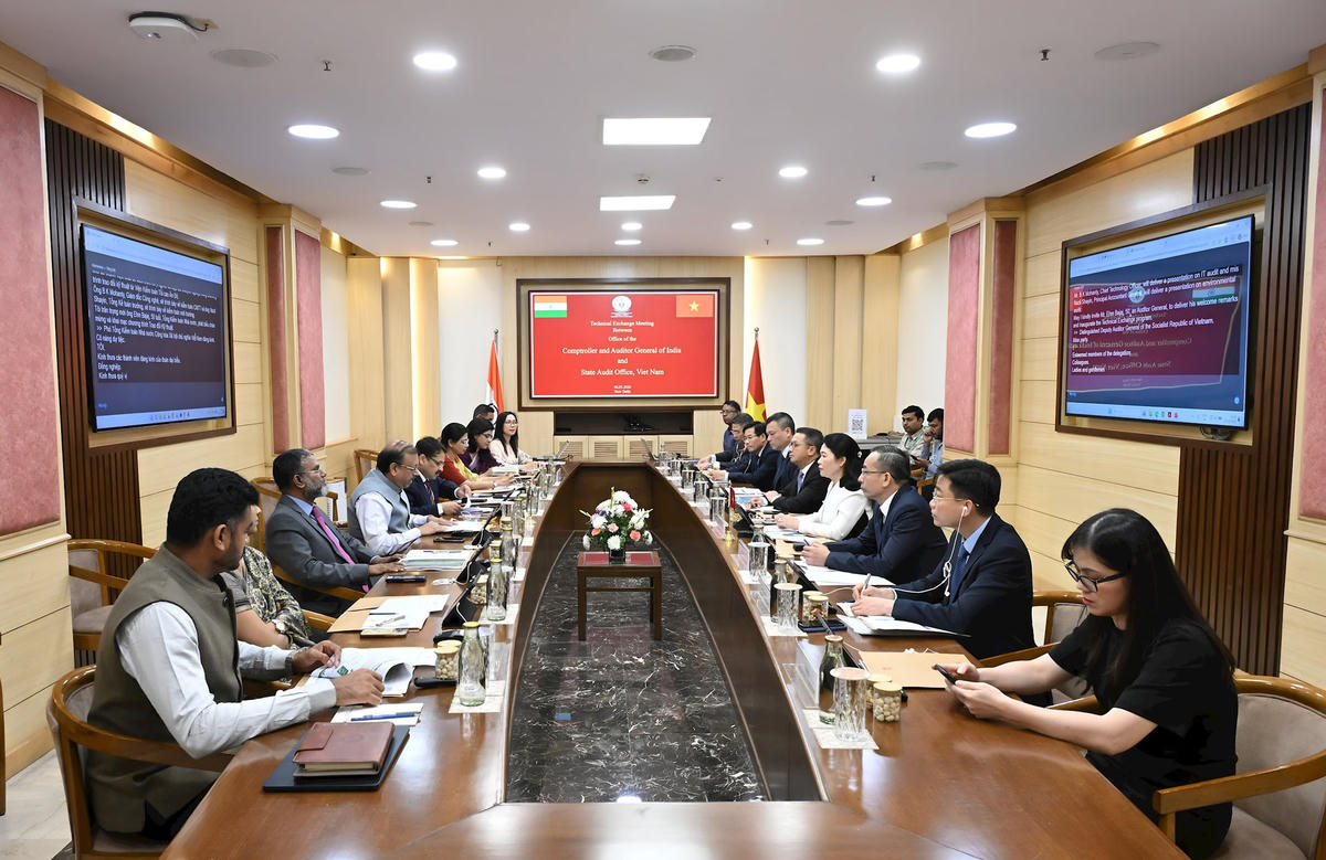 Quang cảnh buổi làm việc