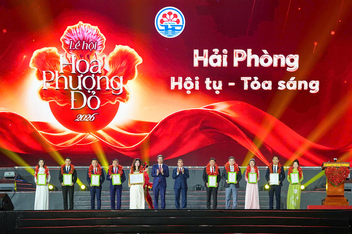 Lãnh đạo thành phố trao Quyết định công nhận Khu du lịch Vũ Yên là Khu du lịch cấp tỉnh và vinh danh 9 cơ sở du lịch tiêu biểu, xuất sắc đạt Tiêu chí Du lịch Xanh TP Hải Phòng. Ảnh: ĐT.&nbsp;