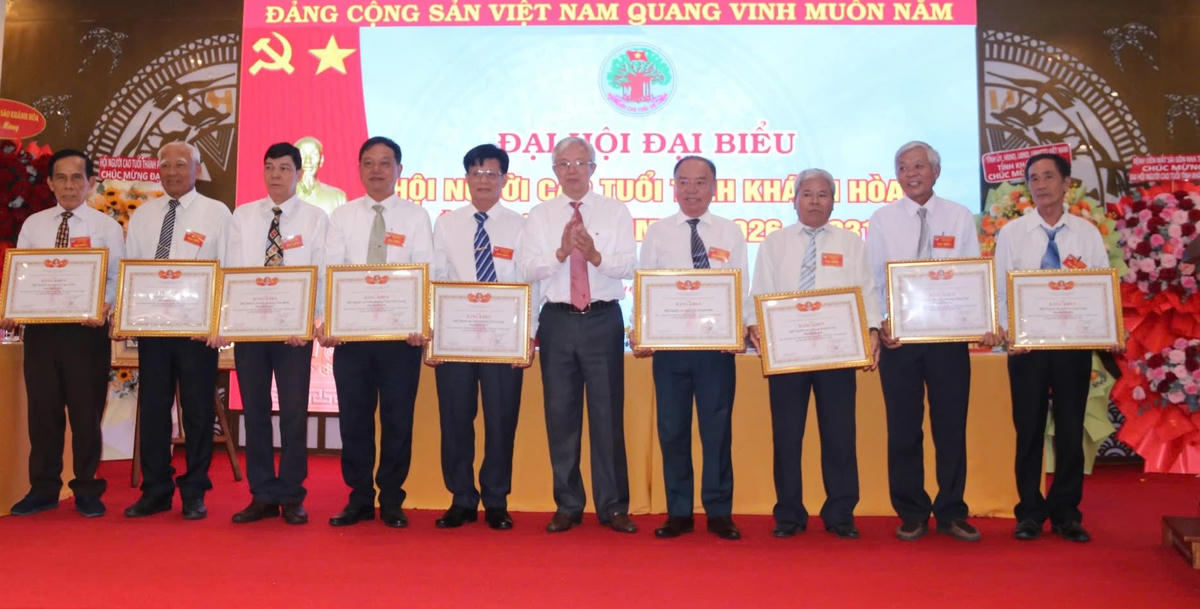 Các tập thể nhận bằng khen của Trung ương Hội Người cao tuổi Việt Nam tặng.