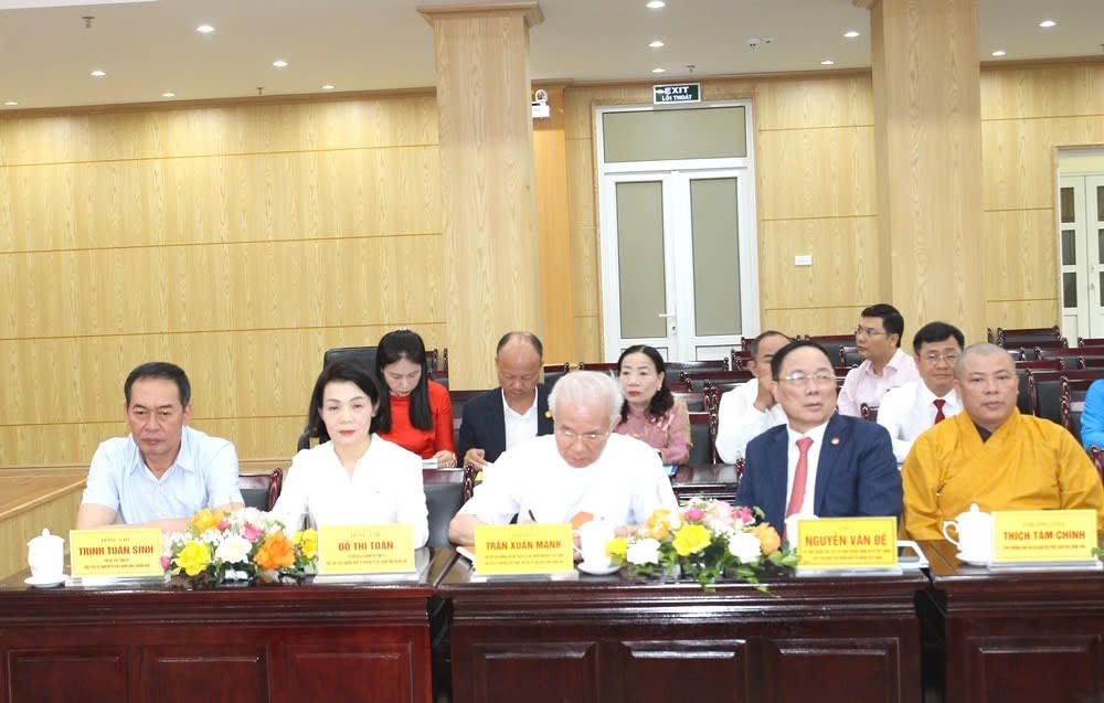 Các lãnh đạo chủ chốt của Ủy ban MTTQ tỉnh Thanh Hóa, cùng các nhân sĩ, trí thức tại buổi lễ. Ảnh: Nguyễn Chung