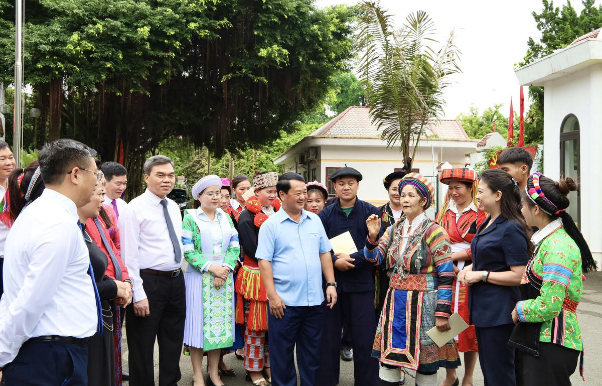 Bí thư Tỉnh ủy Tuyên Quang Hầu A Lềnh trao đổi với Đoàn đại biểu dự Đại hội đại biểu MTTQ Việt Nam lần thứ XI. Ảnh: MTTQ.