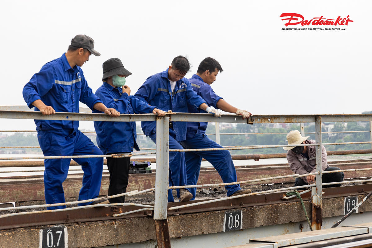 Cầu Long Biên thay áo mới sau hơn một tháng 'đại tu', hối hả về đích trước ngày thông xe