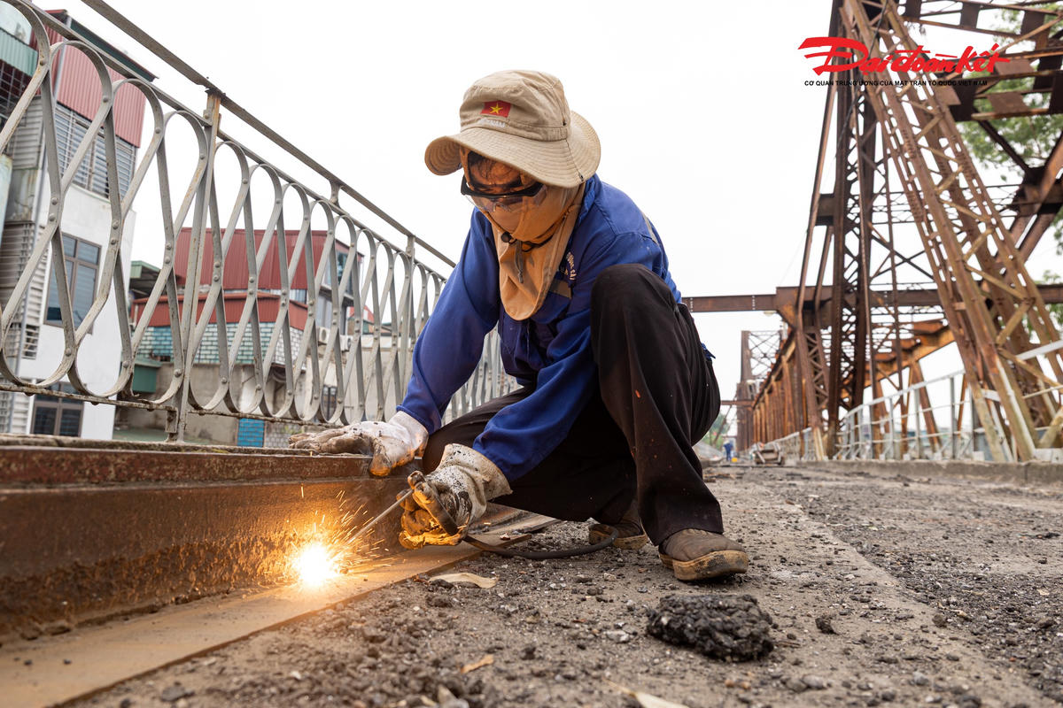 Cầu Long Biên thay áo mới sau hơn một tháng 'đại tu', hối hả về đích trước ngày thông xe