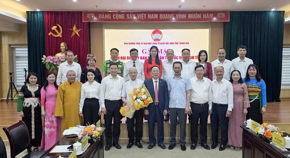 Các lãnh đạo chủ chốt tỉnh Thanh Hóa tặng hoa chúc mừng Đoàn đại biểu của tỉnh tham dự Đại hội đại biểu toàn quốc MTTQ Việt Nam lần thứ XI, nhiệm kỳ 2026 - 2031. Ảnh: Nguyễn Chung.