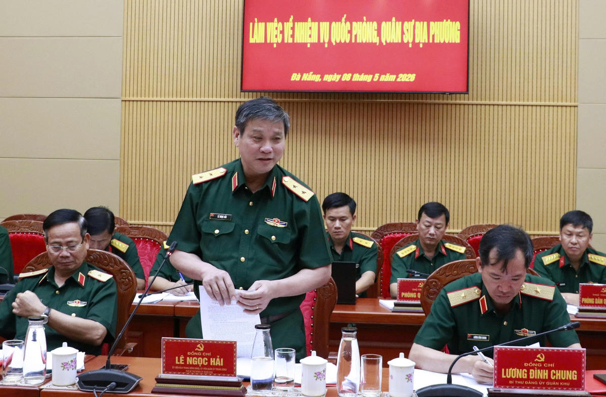 Trung tướng Lê Ngọc Hải, Ủy viên Trung ương Đảng, Tư lệnh Quân khu 5 phát biểu tại buổi làm việc. Ảnh: QK.