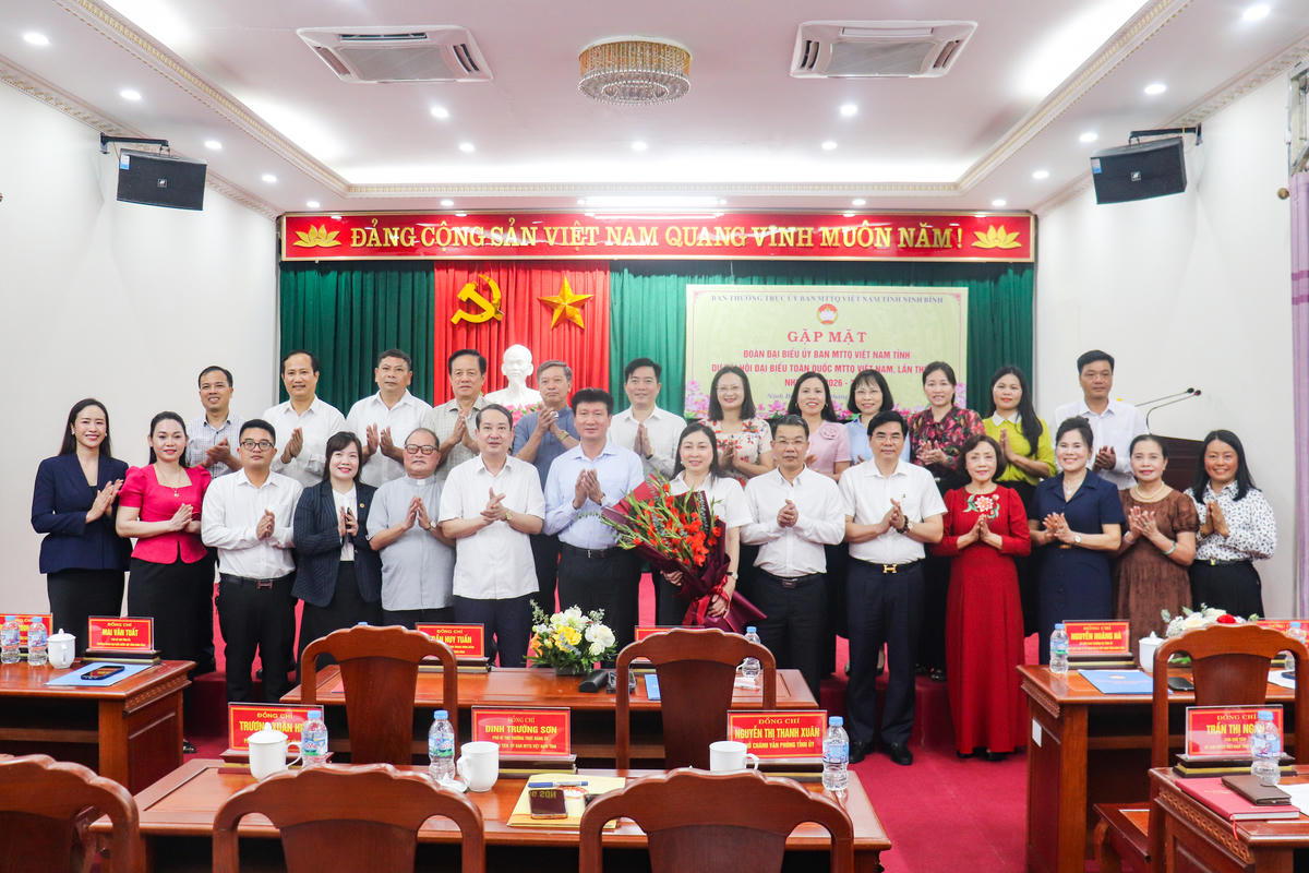 Đoàn đại biểu tỉnh Ninh Bình dự đại hội chụp ảnh lưu niệm cùng Bí thư Tỉnh ủy. Ảnh: Đình Minh