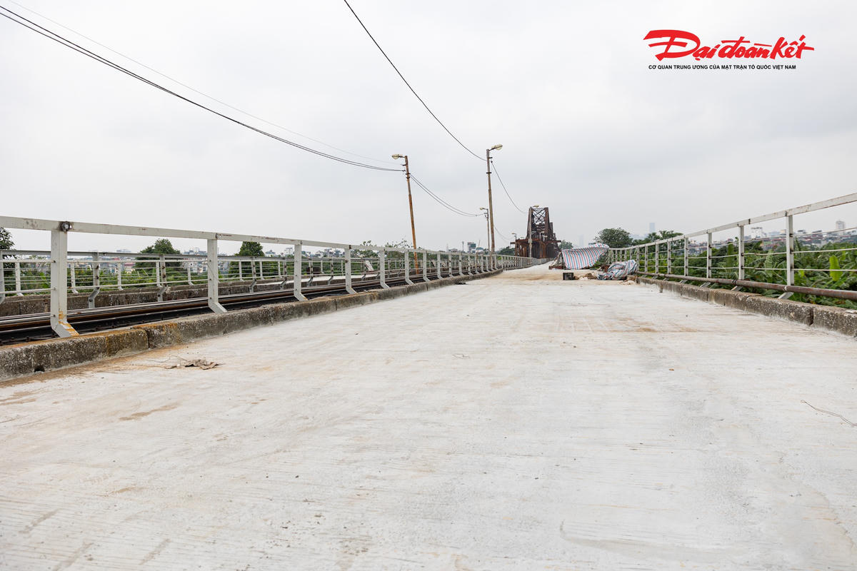 Cầu Long Biên thay áo mới sau hơn một tháng 'đại tu', hối hả về đích trước ngày thông xe
