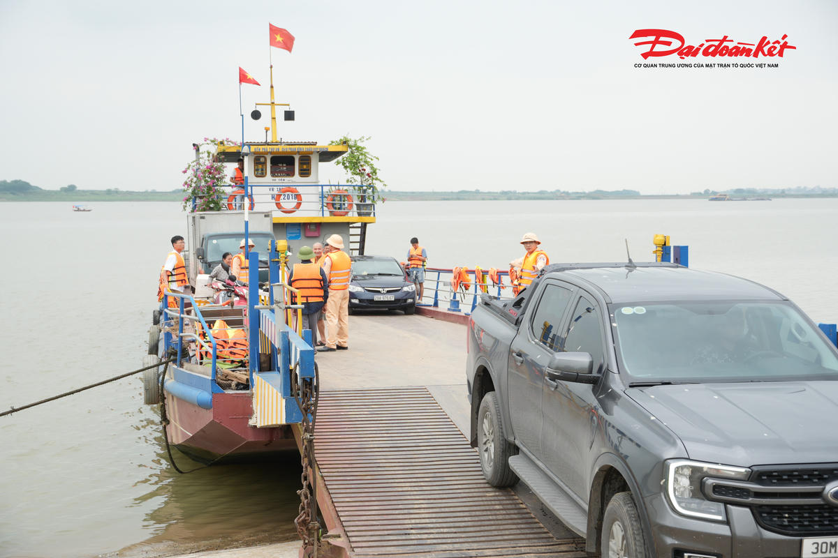 Thực hiện kế hoạch của Cục Cảnh sát giao thông (Bộ Công an) và Công an TP Hà Nội, Phòng Cảnh sát giao thông CATP Hà Nội đã đẩy mạnh công tác kiểm tra, giám sát hoạt động vận tải hành khách trên các tuyến sông, tập trung tại các bến khách ngang sông, phương tiện chở khách và việc chấp hành quy định về an toàn cứu sinh.