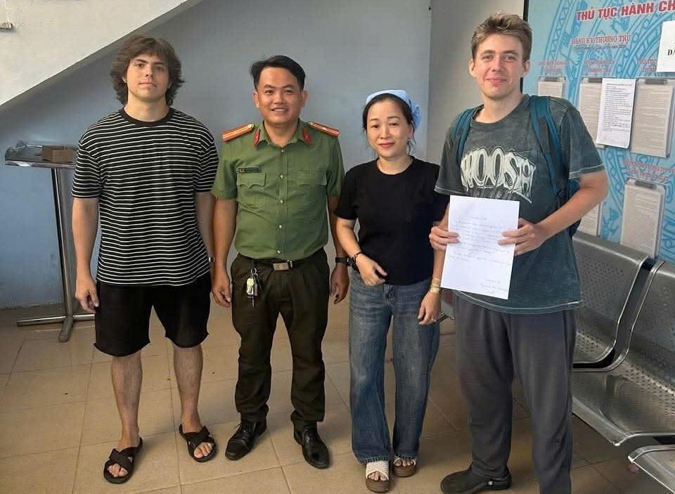 Công an phường Cẩm Lệ làm thủ tục bàn giao điện thoại do nữ công nhân Huỳnh Thị Ánh Huyền nhặt được, trả lại cho anh Ivan Aleksandrovich Reznicenko (quốc tịch Nga). Ảnh: Nguyễn Tú.