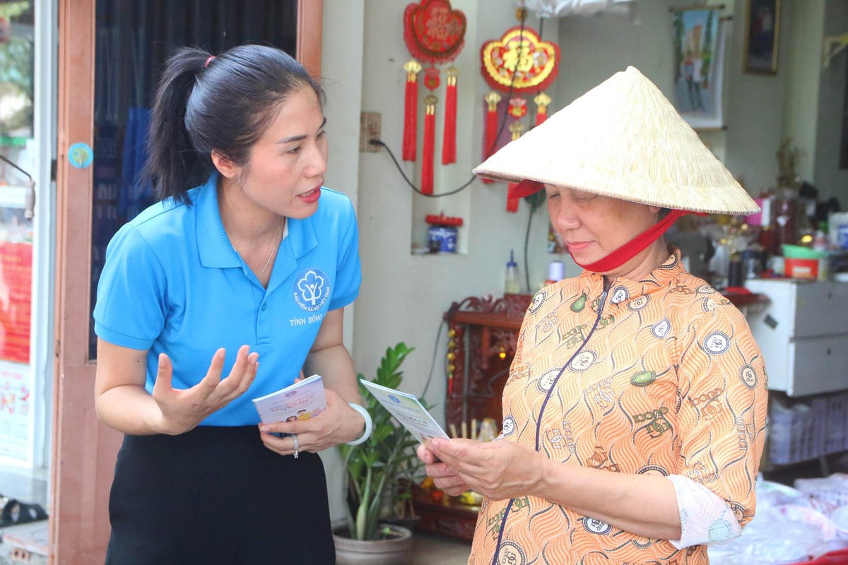 Tuyên truyền chính sách BHXH, BHYT trực tiếp tại nhà dân. Ảnh: Hồ Tú