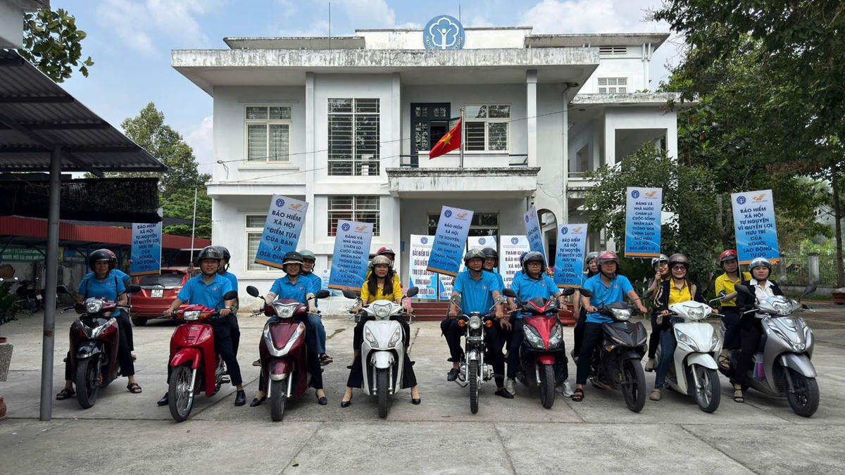 Không khí ra quân diễn ra sôi động, tạo hiệu ứng truyền thông trực quan mạnh mẽ, góp phần nâng cao nhận thức cộng đồng về vai trò của chính sách an sinh xã hội. Ảnh: Hồ Tú