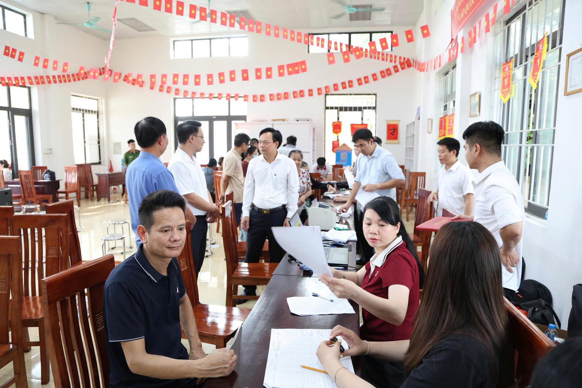 Phó Bí thư Đảng ủy, Chủ tịch UBND xã Tam Hưng Bùi Đình Thái đã trực tiếp kiểm tra công tác chi trả tiền bồi thường, hỗ trợ giải phóng mặt bằng tại thôn Dư Dụ.